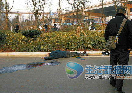 六旬老人躺立交桥下 死因身份都不明