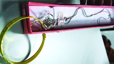 卖假首饰有托儿帮忙 成本不足三元钱一月竟赚