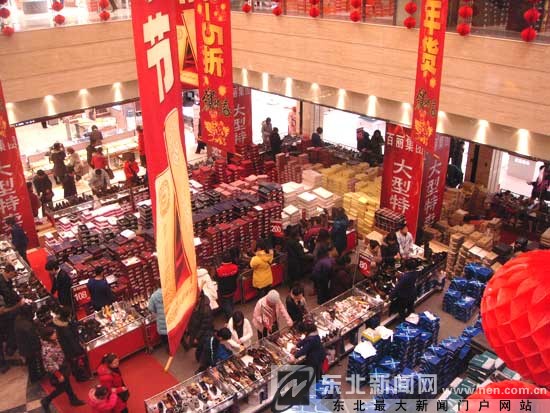 沈阳商场打折迎春节 百姓过年“淘宝”指南