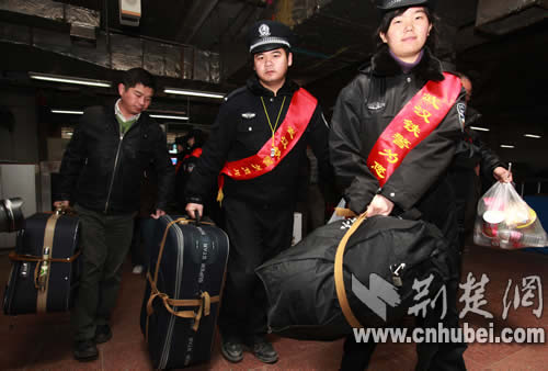 武汉铁路公安局:3000余干警投身爱民实践