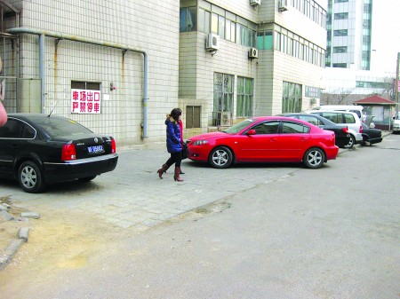 □物业半路撂挑子,亏本买卖难做□居民花钱租