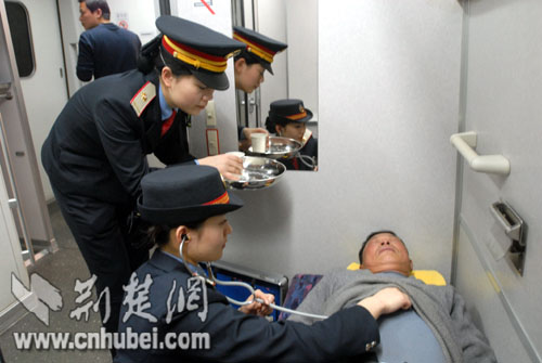 春运中的武汉客运段铁路工作者(组图)