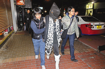 涉嫌贩毒被捕的16岁双失少女被押回旺角寓所