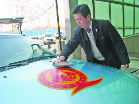 车驾驶员赵厚明每天都要擦一遍车头上的雷锋像