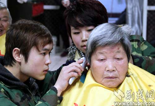 武汉市硚口区青年志愿者赴敬老院献爱心