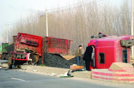 因为这么宽的马路上突然出现了一道水泥隔离墙,车祸不断,近期已经发生