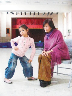 高雄7岁女模特不遑多让 扭腰又摆臀2岁就上台