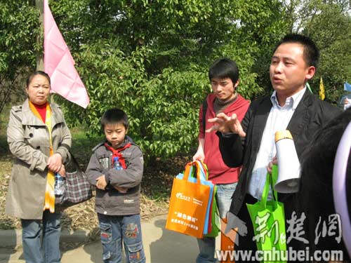 武汉市首届环保大使柯志强给学生讲绿色环保知识