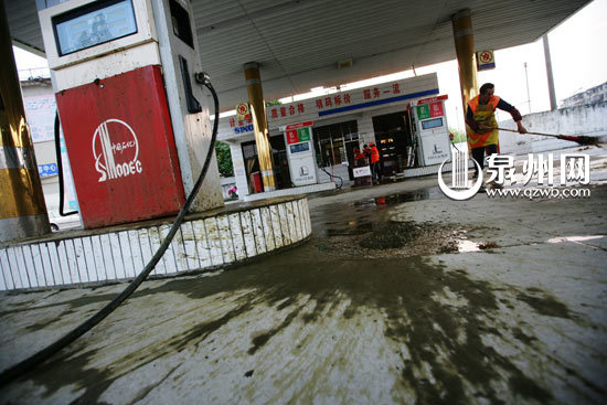 连续三天遭泼粪 泉州中石化浮桥加油站被迫停