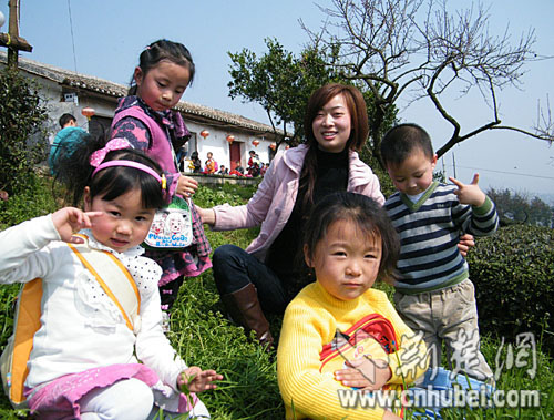 建始县欢欢幼儿园百名小朋友踏青赏春光(图)_新闻中心_新浪网