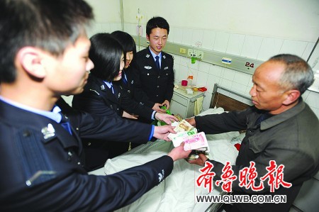 爱心款捐给白血病女孩