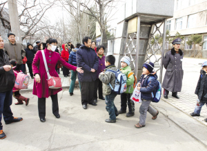 大东三校放学时,保安站在门口维持秩序   ■本报记者 张墨寒 摄