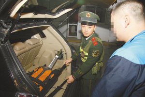 男子为给<em>女友妹妹</em>出头携带16把管制刀具进关