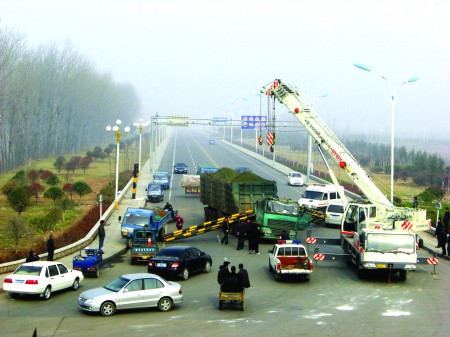 哐!大货撞倒限高栏