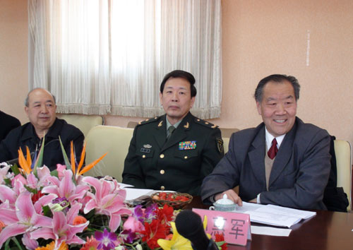 老兵方阵议民生 清明时节植树迎春