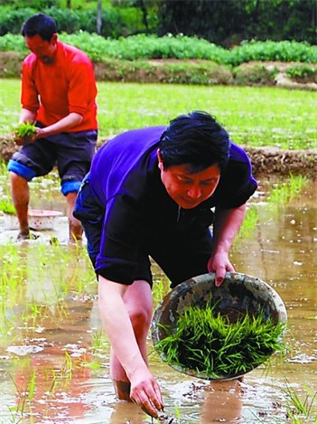 重庆干部深入农村结穷亲感慨农民依旧在苦难中