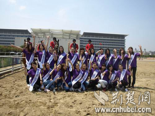 武汉赛马有了美女啦啦队 30位赛马宝贝首次在