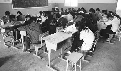 <em>厌学</em> 母亲怒锁<em>女儿</em>脚 出走 跑到发廊找工作_新