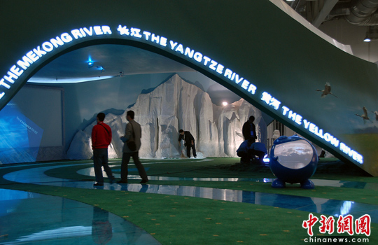 图:上海世博园青海馆布展照常进行