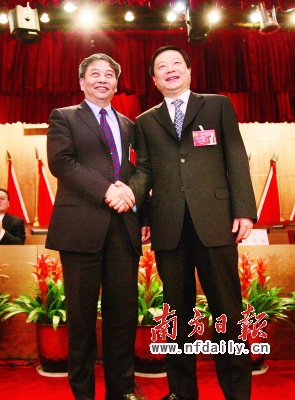 朱振中(左)祝贺林元和当选市政协主席.梁文祥摄