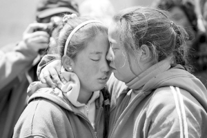 最坚强孤儿:姐妹相约我们不哭