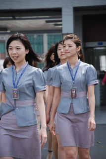 桃园治平<em>高中</em>重金做行头 女教师穿制服像<em>空姐</em>