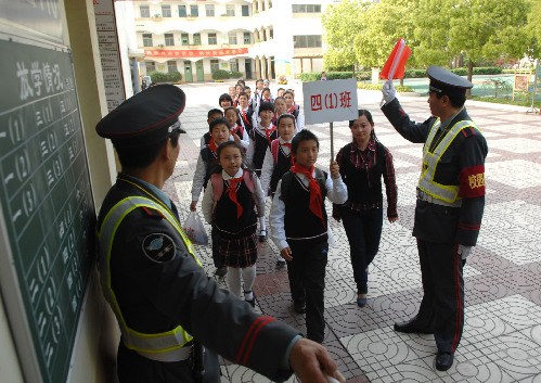 南京鼓楼警方组建校园保安大队 队员经专业培