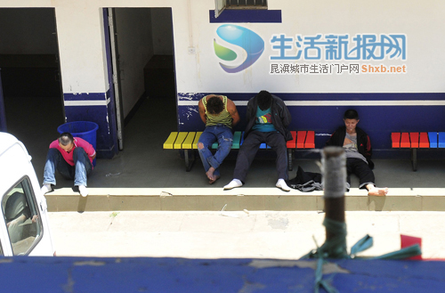 4男擦肩而过 叫声美女就开抢