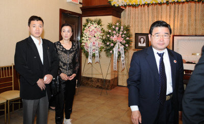 遭奸杀留美女生出殡 送别爱女母亲伤心欲绝