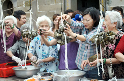 蔡英文首次体验包粽子 边包边品尝