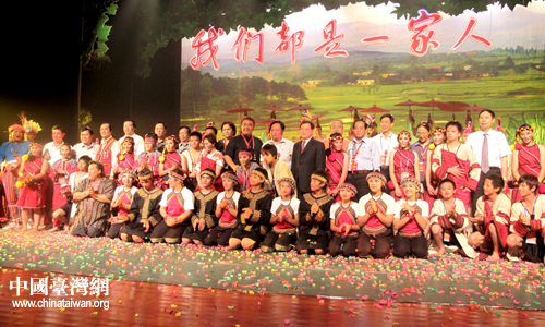 两岸少数民族载歌载舞 尽显民族融合一家亲(组图)_新闻中心_新浪网