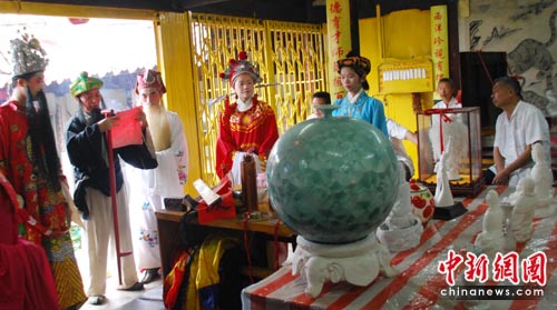 陶瓷新作当供品两岸瓷人福建宝美村共祭窑神