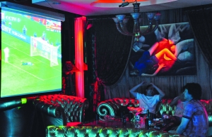 把电视让给老婆 去酒吧看世界杯