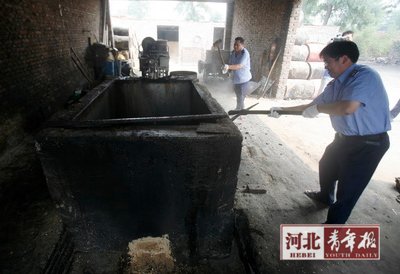 执法员"砸锅 关停地沟油窝点_新闻中心_新浪网