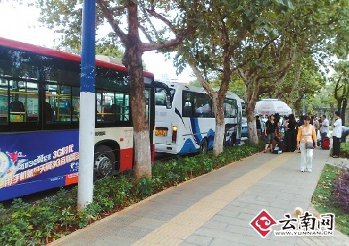 20余外地游客从昆明出发去丽江 旅游车开出1公