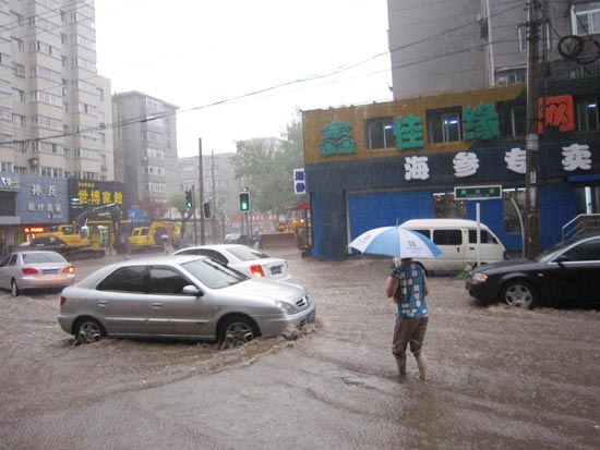 近期辽宁多阵雨雷阵雨天气沈阳市区多处积水