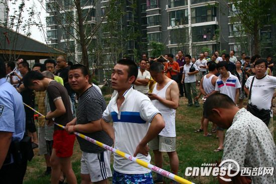 西安北关产生抢劫案歹徒进居民家中与警方对峙