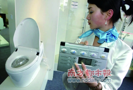 世博会城市未来馆展示了未来生活的无限可能,譬如冰箱可追踪储存于其中的菠菜的出产地与保质期;坐便器可尿检,将数据发送给医生,甚至给出健康饮食的建议。更重要的是,这些智能产品不再停留于想象,它们已经被研发出来,甚至有计划量产。 其实,从2010年深圳各个家居卖场最新上市的卫浴产品看来,智能化、轻便化已经成为普遍的趋势,虽然它们的销量还占不到市场的主流,但是已经开始受到80后消费者的青睐。 记者从星河第三空间T O T O卫浴专卖了解到,今年T O T O最新的马桶N EW N eoR est 不仅