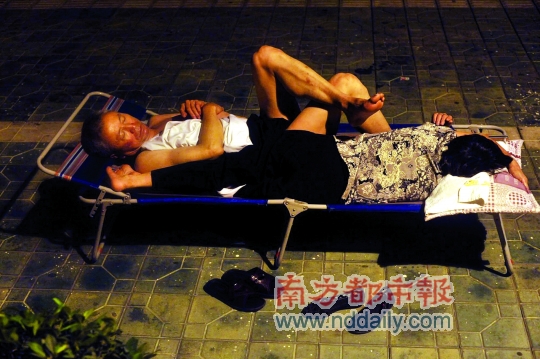 盛夏之夜,老罗卷一床凉席,往天桥下一铺,头一歪就睡在了湿热的海风中.