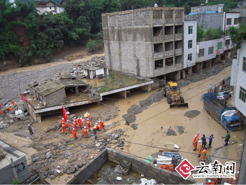 省红十字会紧急救助巧家山洪受灾群众