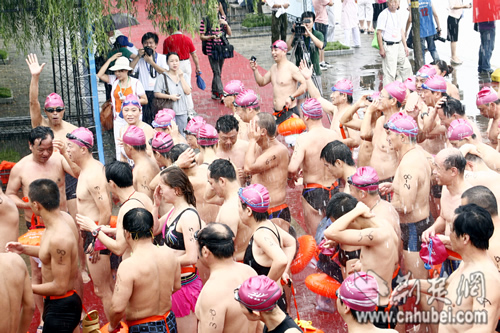 武汉国际渡江节2000健儿中流击水（组图）