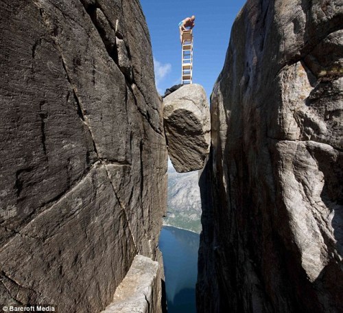 [极限]挪威牛人300米高悬崖边玩杂耍