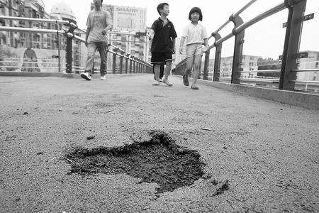 郑州7座天桥使用不足1年集体“得病”现质量问题