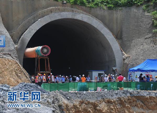 广西宾阳隧道坍塌体内未发现生命迹象(图)