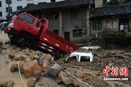 暴雨袭击四川万源4人死亡14人失踪