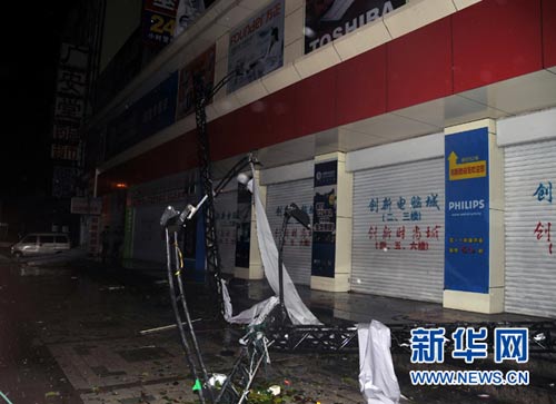 台风康森刮倒三亚大型广告牌 一名男子被砸死