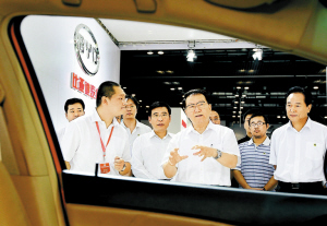 李长春参观中国自主汽车技术与产品成果展