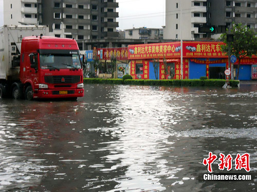 郑州大雨造成多条道路积水车辆无法通行(图)