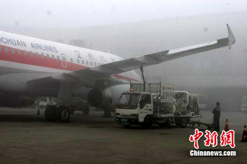 成都双流机场遇罕见大雾关闭4小时目前已恢复开放