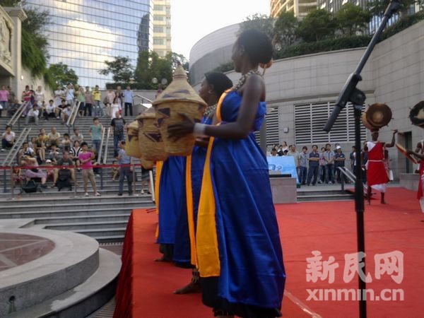 布隆迪国家鼓乐团艺术家静安寺广场表演鼓乐